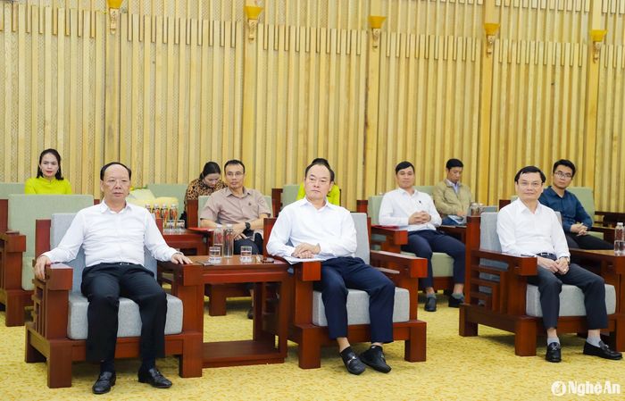 Lãnh đạo UBND tỉnh và các ngành, đơn vị tham dự buổi làm việc. Ảnh: Phạm Bằng