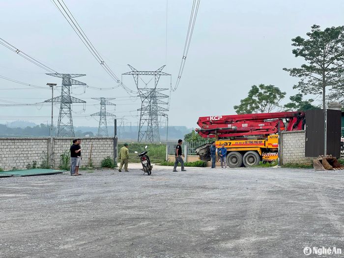 Theo ghi nhận, trong sáng nay (22/11/2024), việc tháo dỡ công trình, vật kiến trúc vi phạm dưới hành lang đường dây 500kV đã được tiến hành. Ảnh: Tiến Đông