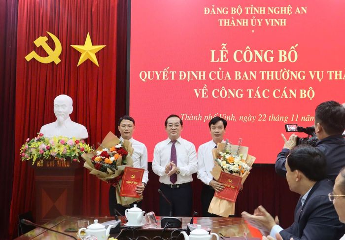 Đồng chí Nguyễn Văn Lư - Phó Bí thư Thường trực Thành ủy trao Quyết định điều động, bổ nhiệm cán bộ. Ảnh: Lưu Hiền