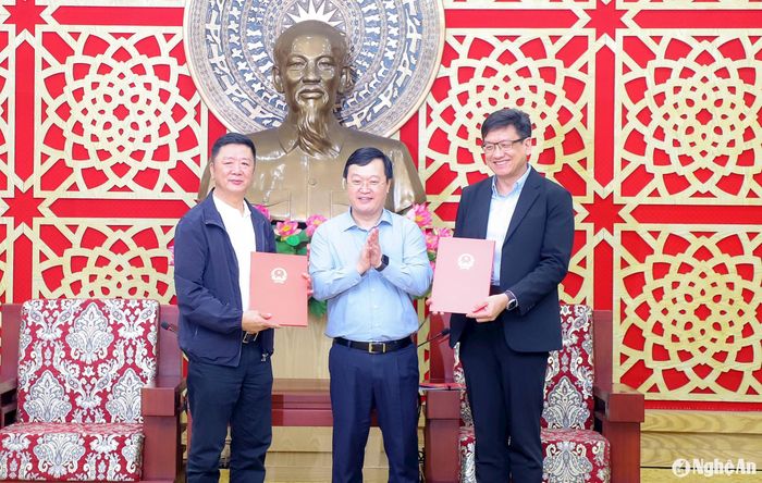 Đồng chí Nguyễn Đức Trung - Bí thư Tỉnh ủy, Chủ tịch UBND tỉnh trao Quyết định chủ trương đầu tư và Giấy chứng nhận đầu tư 2 dự án cho lãnh đạo Tập đoàn Luxshare - ICT. Ảnh: Phạm Bằng