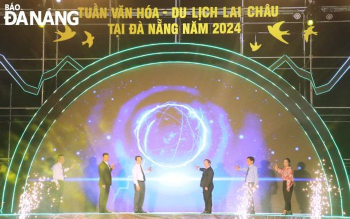 Phó Chủ tịch Thường trực UBND thành phố Hồ Kỳ Minh (thứ 2 từ trái sang) nhấn nút khai mạc tuần Văn hóa - Du lịch Lai Châu tại Đà Nẵng. Ảnh: NGỌC HÀ