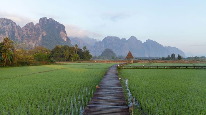  Vang Vieng là địa điểm du lịch ở Lào nổi tiếng với khách ba lô. Ảnh: Shutterstock. 