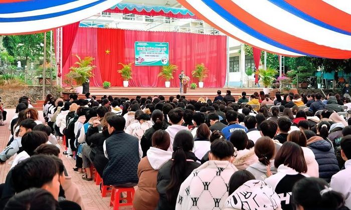  Buổi tuyên truyền về tác hại của thuốc lá tại trường THPT Tuần Giáo thu hút đông đảo cán bộ giáo viên, nhân viên và học sinh tham gia. 