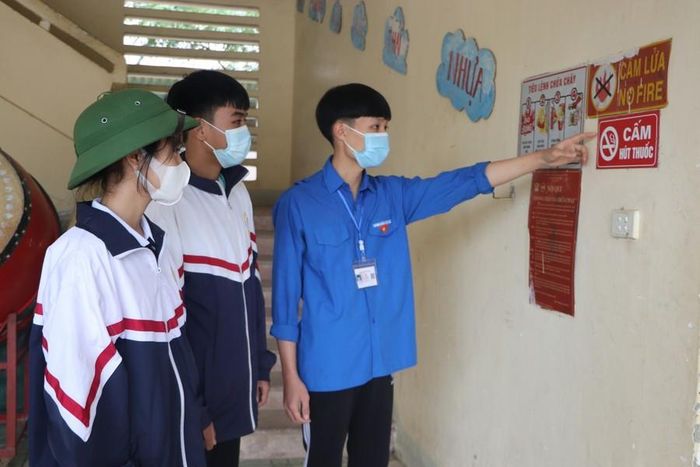  Nhiều biển cấm hút thuốc được gắn tại các khu vực công cộng tại trường THPT huyện Điện Biên. 