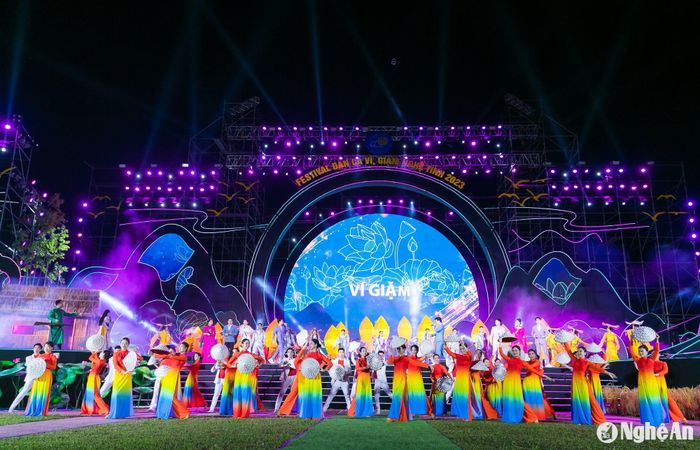 Chương trình nghệ thuật khai mạc Festival Dân ca ví, giặm Nghệ Tĩnh năm 2023. Ảnh: Đức Anh