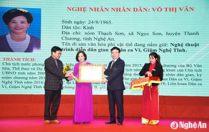UBND tỉnh Nghệ An trao danh hiệu Nghệ nhân Nhân dân cho các nghệ sĩ tháng 12/2022. Ảnh: Minh Quân