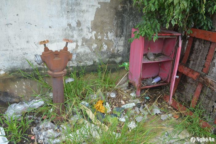 Hệ thống phòng cháy, chữa cháy chợ Hưng Đông hư hỏng. Ảnh: Văn Trường