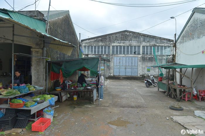 Đình chính chợ Hưng Đông, xã Hưng Đông, thành phố Vinh nhiều năm qua cửa đóng then cài. Ảnh: Văn Trường