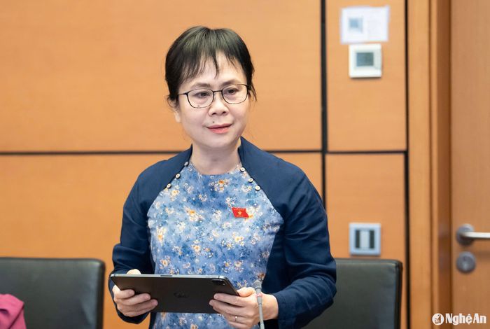 Bà Nguyễn Vân Chi - Phó Chủ tịch Ủy ban Tài chính - Ngân sách của Quốc hội, đại biểu đoàn Nghệ An phát biểu thảo luận. Ảnh: Nghĩa Đức
