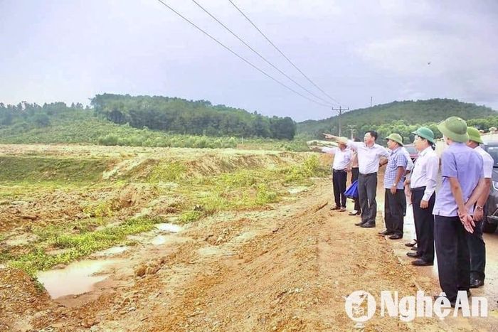 Đồng chí Hoàng Nghĩa Hiếu - Phó Bí thư Thường trực Tỉnh ủy, Chủ tịch HĐND tỉnh trao đổi với lãnh đạo MTTQ tỉnh và các tổ chức thành viên về đổi mới, nâng cao chất lượng hoạt động. Ảnh: Mai Hoa