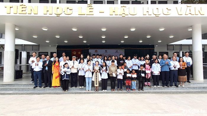 Hội Đồng hương Nghệ An tại Hà Nội và lãnh đạo cấp ủy, chính quyền huyện Kỳ Sơn trao 50 suất học bổng cho học sinh nghèo vượt khó. Ảnh: Lữ Phú
