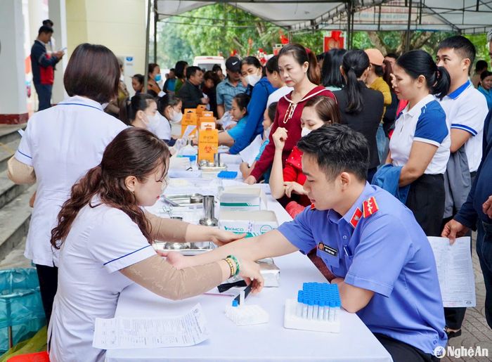 Tinh nguyện viên tham gia ngày hội hiến máu. Ảnh: Cẩm Tú