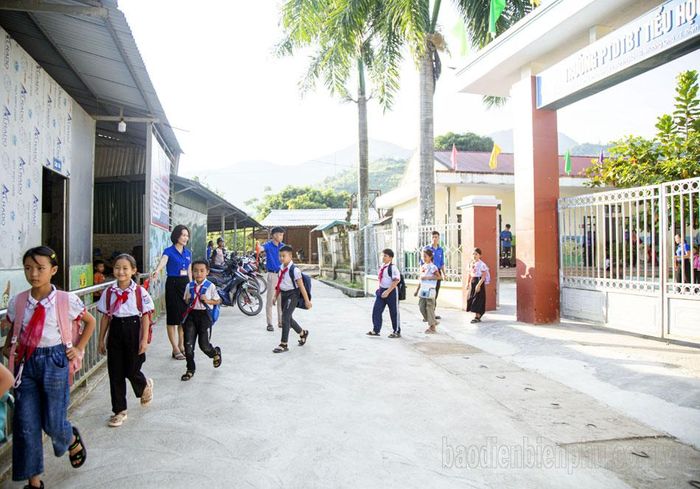 Đoàn thanh niên Trường PTDTBT Tiểu học Ma Thì Hồ sẽ hướng dẫn, nhắc nhở, điều tiết khu vực cuối dốc và khu vực cổng trường giờ tan học.
