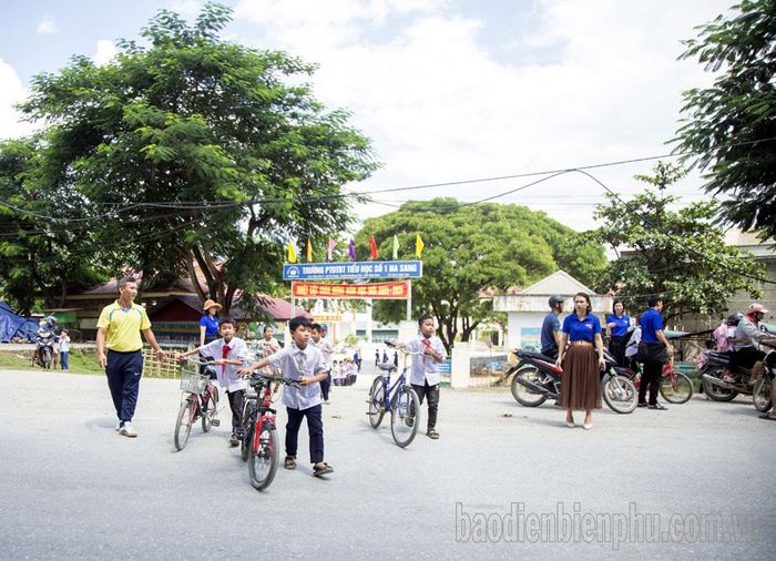 Đối với học sinh sử dụng phương tiện xe đạp, tổ ATGT hướng dẫn, điều tiết giúp các học sinh qua đường di chuyển an toàn.