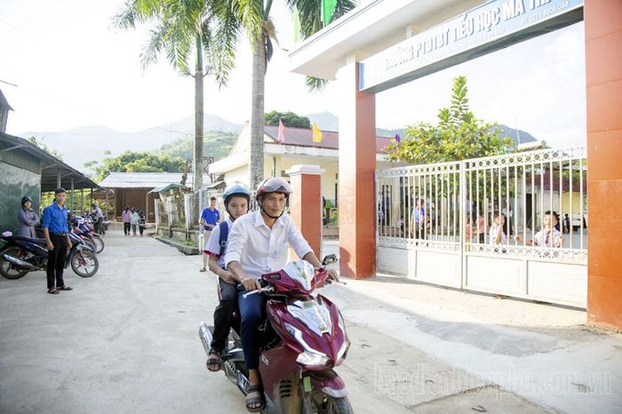 Học sinh được đưa đón tại Trường PTDTBT Tiểu học Ma Thì Hồ 100% đều đội mũ khi tham gia giao thông.