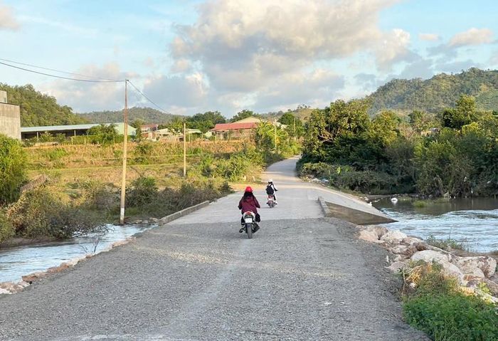  Đoạn ngầm tràn bắc qua suối Đăk Pi Hao bị nước lũ cuốn trôi đã được sửa chữa lại nhưng chỉ mang tính chất tạm thời. Ảnh: V.C
