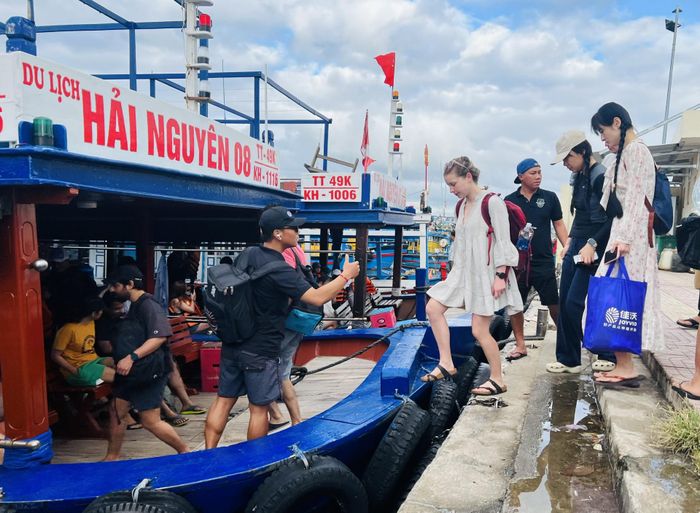 Du khách lên tàu tham quan vịnh Nha Trang. 