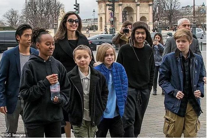 Angelina Jolie và 6 đứa con