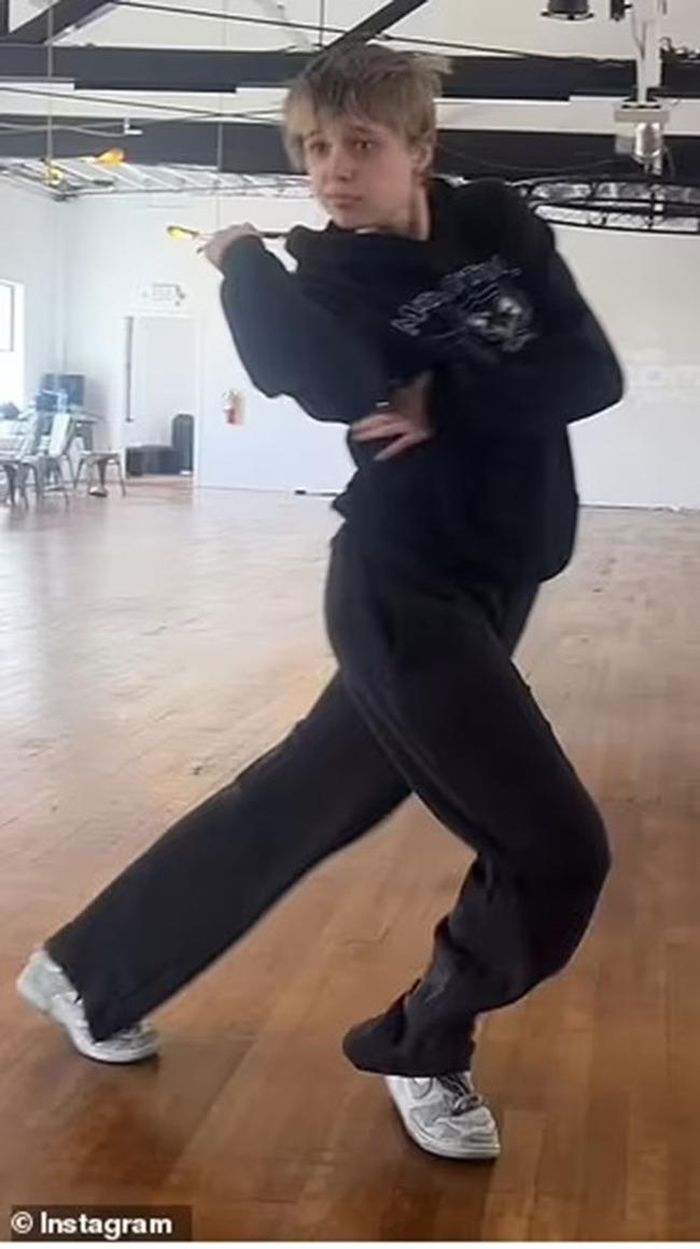 Shiloh, hiện 18 tuổi, hiện đang được biên đạo múa Lil Kelaan Carter đào tạo tại Movement Lifestyle Studio ở California