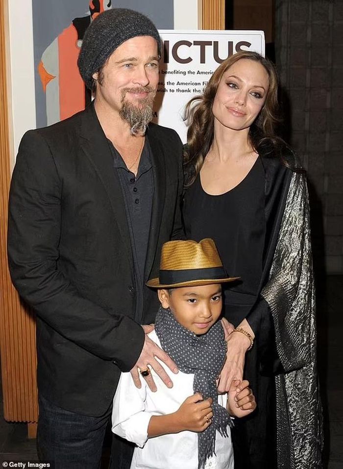 Ba năm sau, Angelina bắt đầu hẹn hò với Brad sau khi họ gặp nhau trên phim trường "Mr. and Mrs. Smith" và gần như ngay lập tức, anh trở thành cha nuôi của Maddox. Họ được nhìn thấy vào năm 2009