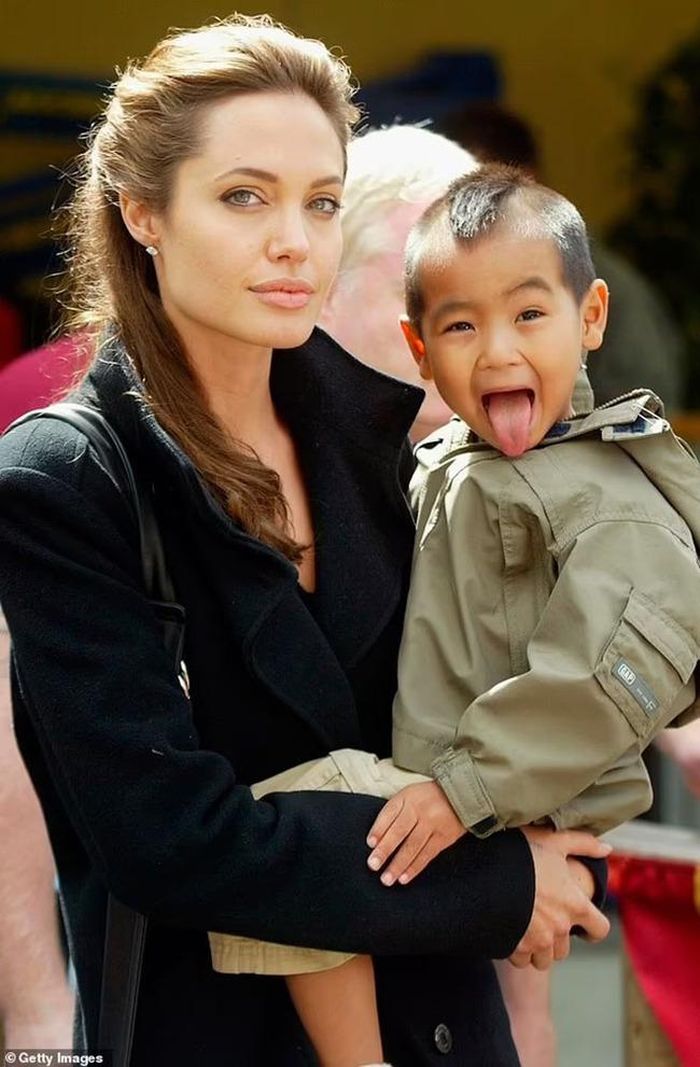 Anngelina Jolie thừa nhận rằng cô đã dành nhiều năm cảm thấy mình "không nên là mẹ của ai đó", nhưng lần đầu tiên bế Maddox đã thay đổi điều đó. Họ được nhìn thấy vào năm 2005