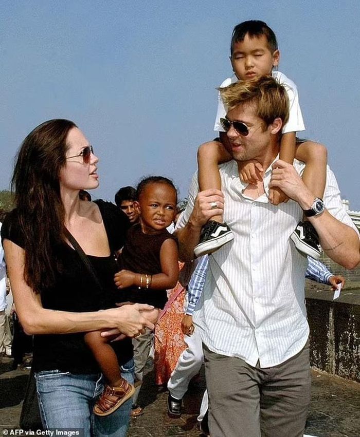 Ngay sau khi bắt đầu hẹn hò với Brad, Angelina đã nhận nuôi Zahara bảy tháng tuổi từ Ethiopia. Họ được nhìn thấy với Maddox và Zahara vào năm 2006