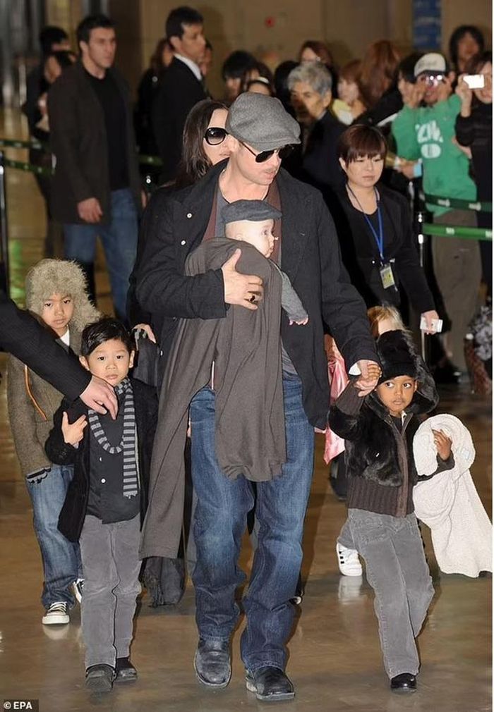 Pax (trái) được nhìn thấy cùng anh chị em và cha Brad Pitt