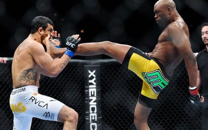 Anderson Silva với cú đá khi đụng độ Vitor Belfort