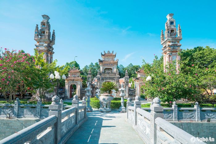 Đền Nguyễn Xí, xã Khánh Hợp (Nghi Lộc) là nơi thờ Cương Quốc công Nguyễn Xí, bậc công thần của nhà Hậu Lê. Đền Nguyễn Xí được xếp hạng Di tích lịch sử Quốc gia đặc biệt, đền còn giữ được vẻ đẹp cổ kính, linh thiêng, là điểm tham quan, chiêm bái của đông đảo du khách. Ảnh: Hồ Đình Chiến