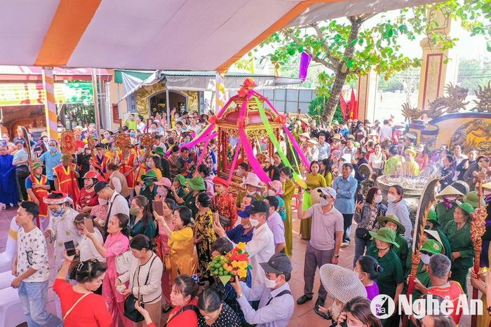 Đền Hoàng Mười ở xã Hưng Thịnh (Hưng Nguyên) là ngôi đền nổi tiếng linh thiêng, nơi thờ một vị tướng của nghĩa quân Lam Sơn, có công giúp Lê Lợi đánh đuổi giặc Minh xâm lược. Đền Hoàng Mười thường xuyên đón du khách khắp mọi vùng, miền về cầu lộc, cầu an và thực hành các nghi lễ, tín ngưỡng. Ảnh: Đình Tuyên