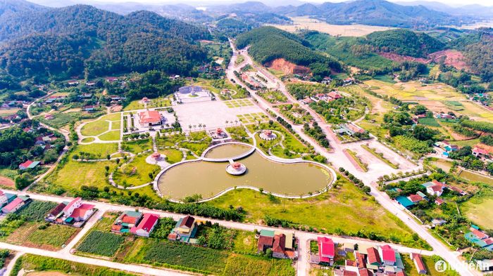 Khu Di tích lịch sử Quốc gia Truông Bồn, xã Mỹ Sơn (Đô Lương) cũng là điểm thu hút được nhiều du khách trên hành trình tham quan, khám phá mảnh đất Nghệ An. Đây là địa điểm ghi dấu chiến công oanh liệt và sự hy sinh anh dũng của lực lượng Thanh niên xung phong Nghệ An trong cuộc chiến tranh chống Mỹ cứu nước, đặc biệt là sự hy sinh của 13 chiến sĩ thanh niên xung phong Đại đội 317. Ảnh: Nguyễn Quang Dũng