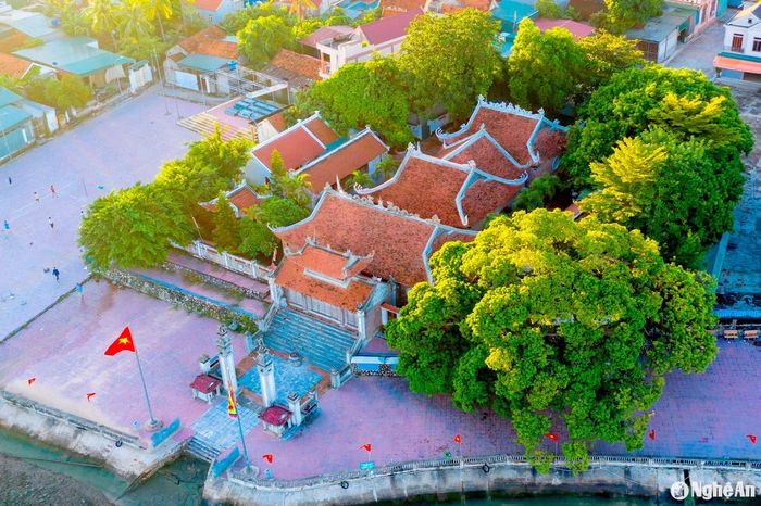 Đền Cờn, phường Quỳnh Phương (thị xã Hoàng Mai) là nơi thờ Tứ vị Thánh Nương, được xem là ngôi đền linh thiêng bậc nhất ở xứ Nghệ. Vì thế, trong năm, nhất là dịp đầu Xuân, đền Cờn đón rất nhiều du khách đến thưởng ngoạn phong cảnh và cầu lộc, cầu an. Ảnh: Hồ Xuân Thành