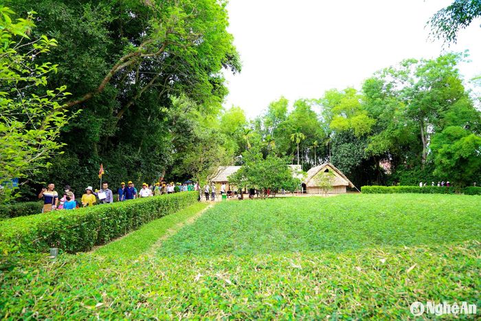 Về với Kim Liên, du khách được chứng kiến ngôi nhà tranh đơn sơ và những kỷ vật thân thương của gia đình Bác Hồ. Đồng thời, được nghe những câu chuyện xúc động về thời niên thiếu của Bác, du khách càng thêm yêu mến và kính trọng vị Cha già của dân tộc. Ảnh: Đình Tuyên