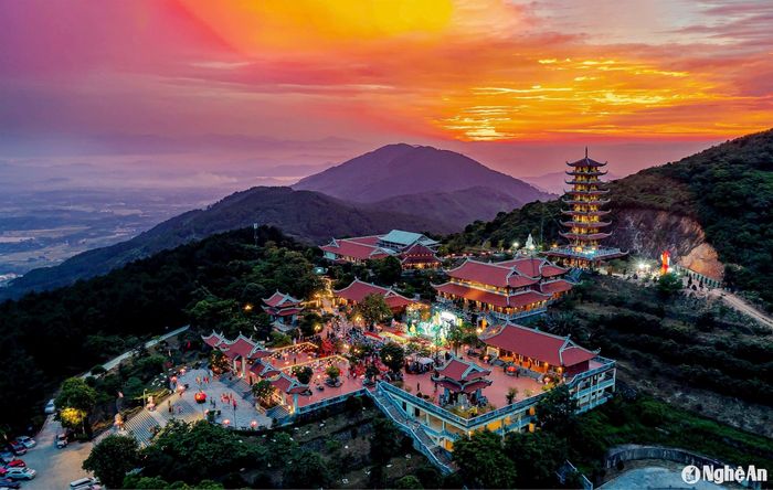 Cùng với những ngôi đền thiêng, nhiều ngôi chùa ở Nghệ An là điểm hành hương của khách du lịch, trong đó phải kể đến chùa Đại Tuệ ở xã Nam Anh (Nam Đàn). Chùa Đại Tuệ tọa lạc trên đỉnh núi Đại Huệ, nơi có phong cảnh tuyệt đẹp, mỗi ngày đón nhiều đoàn khách đến tham quan, chiêm bái... Ảnh: Quốc Đàn