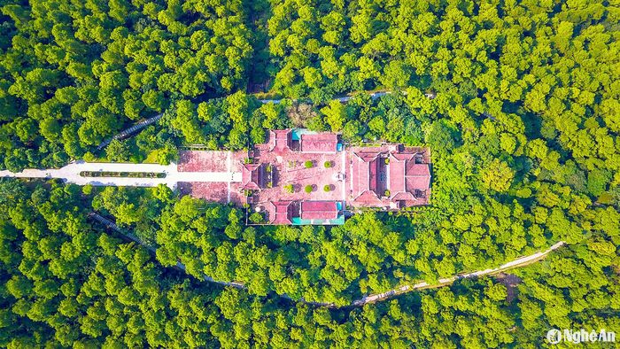 Tọa lạc trên núi Dũng Quyết, đền thờ Hoàng đế Quang Trung là địa điểm được nhiều du khách lựa chọn khi đặt chân đến thành phố Vinh. Đến đây, du khách có dịp được tưởng nhớ tới Hoàng đế Quang Trung - Nguyễn Huệ, người anh hùng áo vải cờ đào, có công đánh đuổi quân Thanh xâm lược, đem lại cảnh thái bình cho đất nước. Từ vị trí đền tọa lạc, du khách có thể ngắm toàn cảnh thành Vinh đang bừng lên sắc mới... Ảnh: Sách Nguyễn