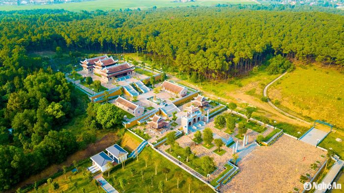Khi về với Khu Di tích Quốc gia đặc biệt Kim Liên, du khách còn có dịp ghé thăm đền Chung Sơn - nơi thờ gia tiên Chủ tịch Hồ Chí Minh, thể hiện tấm lòng thành kính và biết ơn những người đã sinh thành nên bậc vĩ nhân, người có công lớn đối với đất nước và dân tộc. Ảnh: Lê Mạnh Thắng