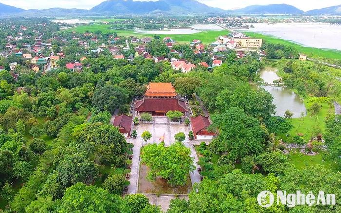 Khu Di tích Quốc gia đặc biệt Kim Liên (Nam Đàn) là nơi gắn với quê hương, gia đình và thời niên thiếu của Chủ tịch Hồ Chí Minh. Từ hàng chục năm nay, nơi đây trở thành điểm tham quan của đông đảo du khách trong và ngoài nước. Ảnh: Sách Nguyễn