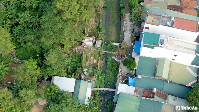 Đoạn cuối tại ga Nghĩa Đàn đã bị xâm lấn nghiêm trọng. Ảnh: Tiến Đông