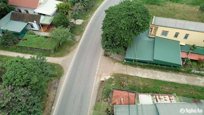 Có đoạn tuyến Quốc lộ 48 đi qua đã làm đè lên trên. Ảnh: Tiến Đông