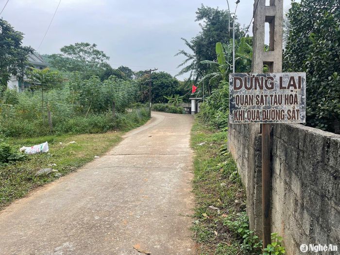 Nhiều đoạn đường sắt đã bị đường ngang dân sinh vùi lấp, nhưng những tấm biển cảnh báo như thế này vẫn còn tồn tại như là sự hoài niệm về những gì xưa cũ. Ảnh: Tiến Đông