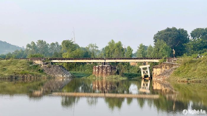 Một chiếc cầu trên tuyến đường sắt này đi qua địa phận xã Quỳnh Mỹ (Quỳnh Lưu), bằng mắt thường có thể nhìn thấy mố cầu đã bị nghiêng. Ảnh: Tiến Đông