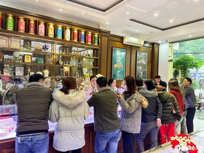 Hầu hết các giao dịch đang tạm ngưng để nghe ngóng biến động tiếp theo của giá vàng. Ảnh: T.P
