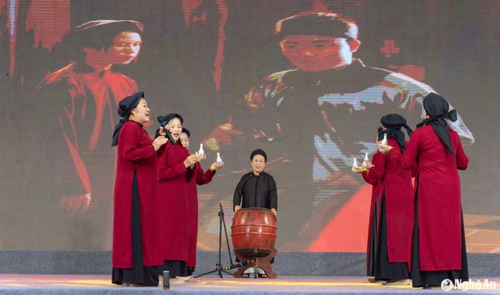 Tiết mục "Hát trống quân" của Đoàn nghệ nhân phường Xoan An Thái, tỉnh Phú Thọ. Ảnh: Minh Quân