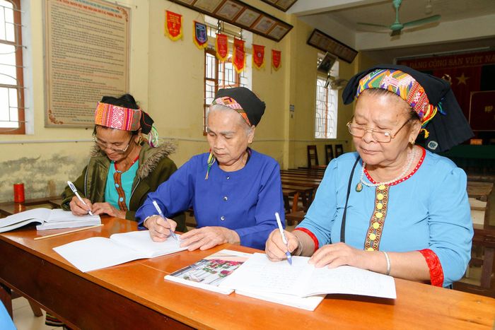 Bà Lương Thị Liên (SN 1945), ở bản Xiềng Líp, xã Yên Hòa cho biết: “Tôi cũng đã nhiều tuổi rồi, nhưng khi biết tin có lớp học chữ Thái Lai Pao, tôi liền đăng ký theo học. Đến lớp, vừa được học chữ vừa được gặp gỡ, chuyện trò với các bà trong bản nên cảm thấy rất vui”. Ảnh: Đình Tuân