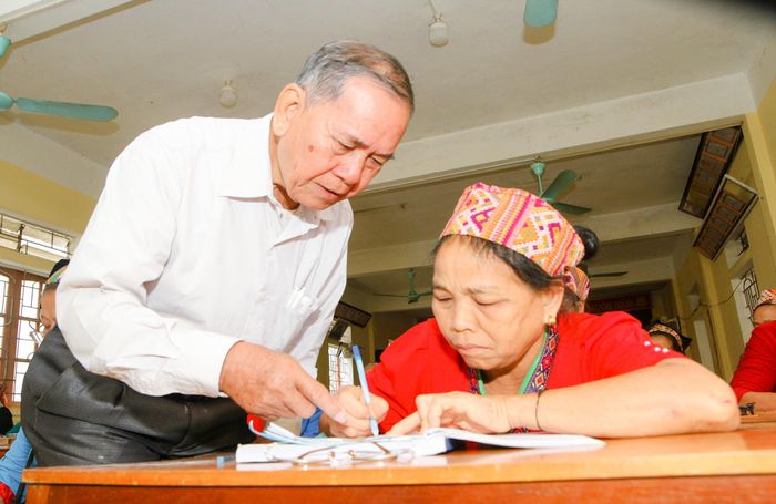 Nghệ nhân ưu tú Vi Khăm Mun đã tự mình nghiên cứu soạn tài liệu để giúp học viên dễ học, dễ nhớ. Ông cho hay: “Học chữ Thái Lai Pao cũng khá khó, đối tượng học của lớp này lại chủ yếu là người cao tuổi, nên ngoài biên soạn tài liệu giảng dạy phải ngắn gọn súc tích, thì khi lên lớp tôi luôn tạo không khi vui tươi, sôi nổi để không gây áp lực cho người học và kích thích sự ham học của học viên”. Ảnh: Đình Tuân