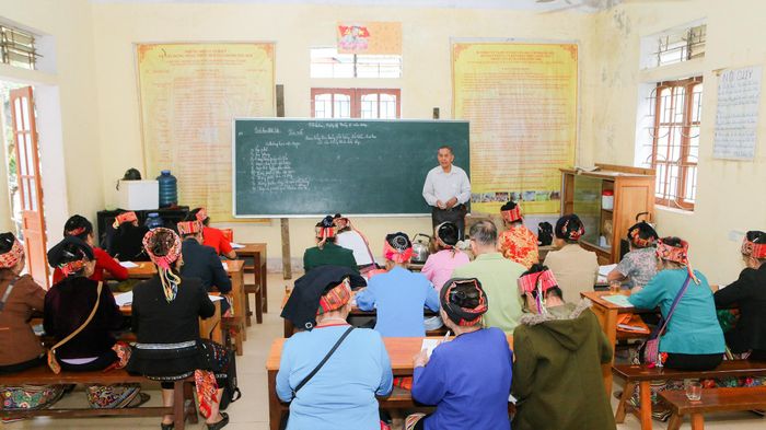 Lớp học chữ Thái Lai Pao được tổ chức tại nhà Văn hóa bản Xiềng Líp, xã Yên Hòa. Lớp có gần 40 học viên ở nhiều lứa tuổi khác nhau, phần lớn là các cụ bà từ 60 đến trên 70 tuổi. Ảnh: Đình Tuân
