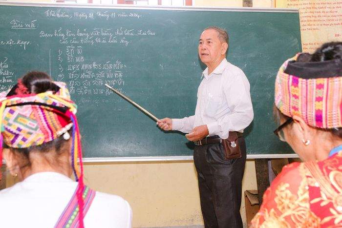 Người đứng lớp là Nghệ nhân Ưu tú Vi Khăm Mun - người bao năm qua vẫn miệt mài với niềm đam mê chữ Thái. Ông còn là tác giả của nhiều công trình sưu tầm văn học dân gian của cộng đồng người Thái ở Tương Dương. Lớp học này thuộc Dự án 6, Chương trình Mục tiêu quốc gia phát triển KT-XH vùng đồng bào dân tộc thiểu số và miền núi. Ảnh: Đình Tuân