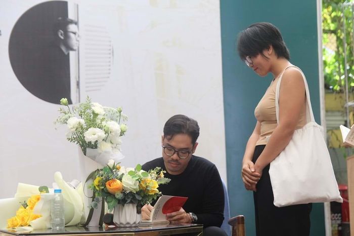 Tác giả Bùi Thúc Đạt ký tặng độc giả. Ảnh: Phanbook