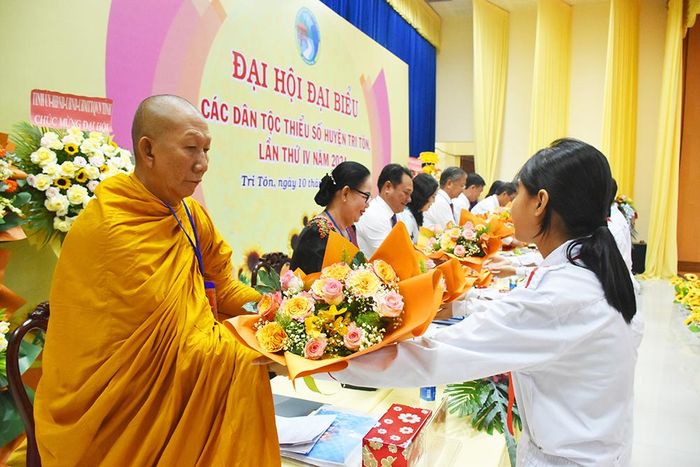 Phát triển đồng bộ các lĩnh vực giáo dục, y tế, văn hóa, xã hội vùng đồng bào dân tộc thiểu số và miền núi.