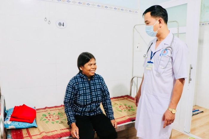  Bác sĩ Trung tâm Y tế huyện Kbang thăm khám cho bà Đinh Thị Răm (làng Bờ-Chư Pâu, xã Kông Lơng Khơng, huyện Kbang). Ảnh: Như Nguyện